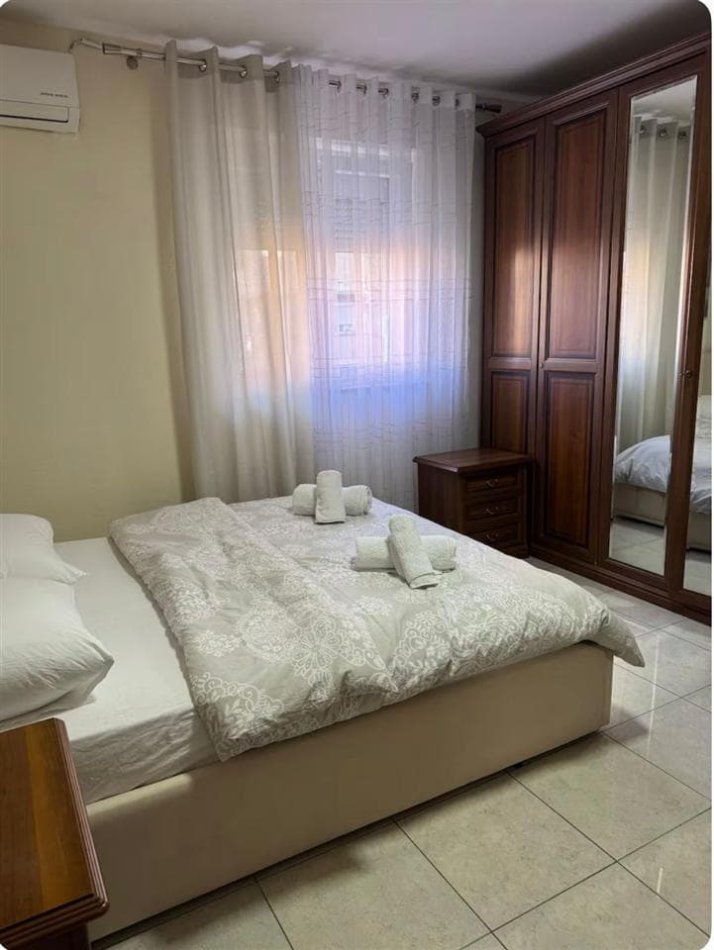 Tirane, jepet me qera apartament 1+1+Ballkon Kati 3, 68 m² 500 € (shkolla e kuqe)