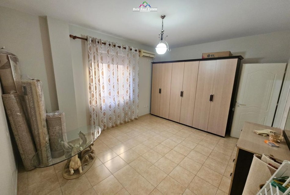 Tirane, jepet me qera apartament 3+1 Kati 2, 140 m² 700 € (Rruga Aleksander Moisiu)