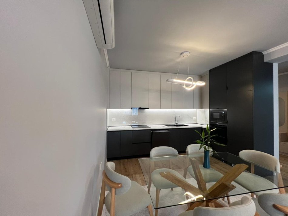 Tirane, jepet me qera apartament 2+1 Kati 3, 120 m² 1.500 € (Liqeni i thate)