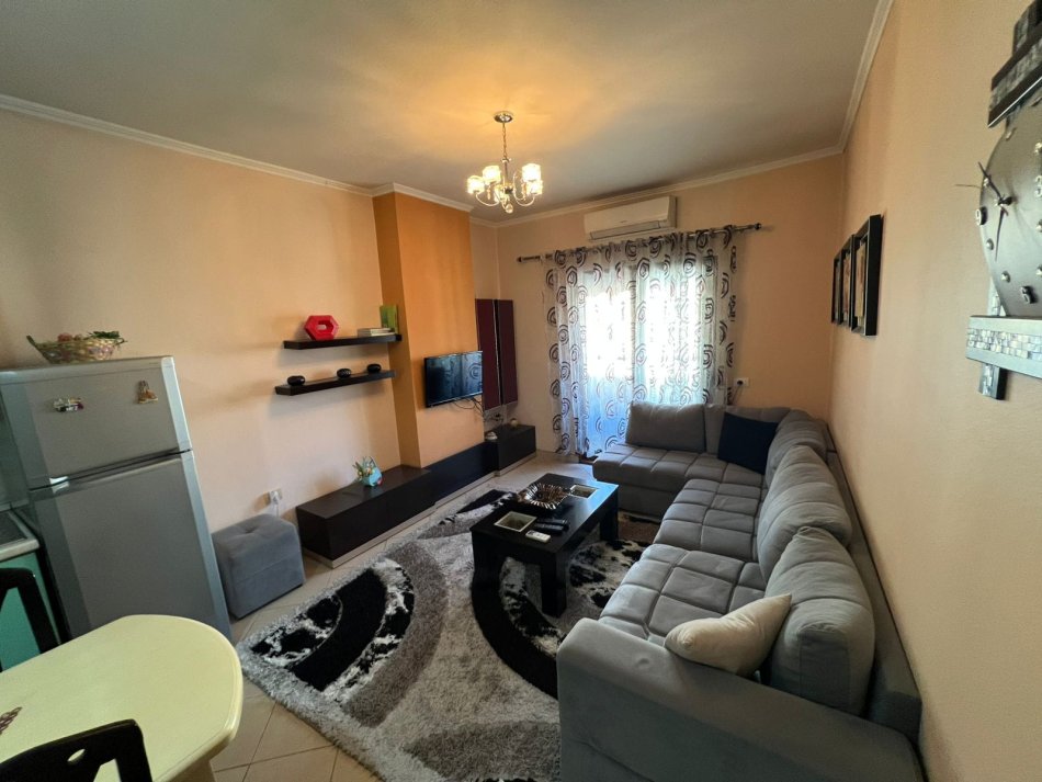 Tirane, jepet me qera apartament 1+1 Kati 7, 55 m² 400 € (Rruga Tom Plezha)
