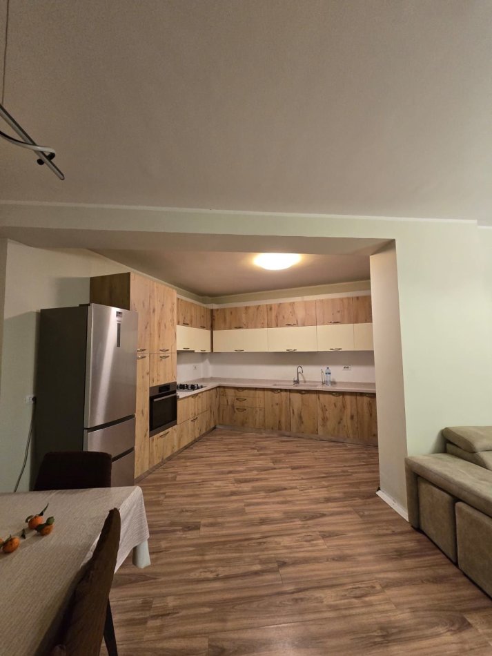 Tirane, jepet me qera apartament 3+1 Kati 5, 127 m² 770 € (Rruga Beniamin Kruta)