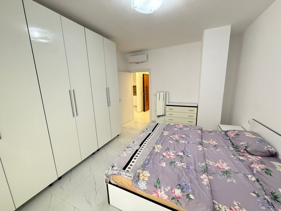 Tirane, jepet me qera apartament 1+1 Kati 1, 67 m² 720 € (Rruga Hysni Gerbolli)