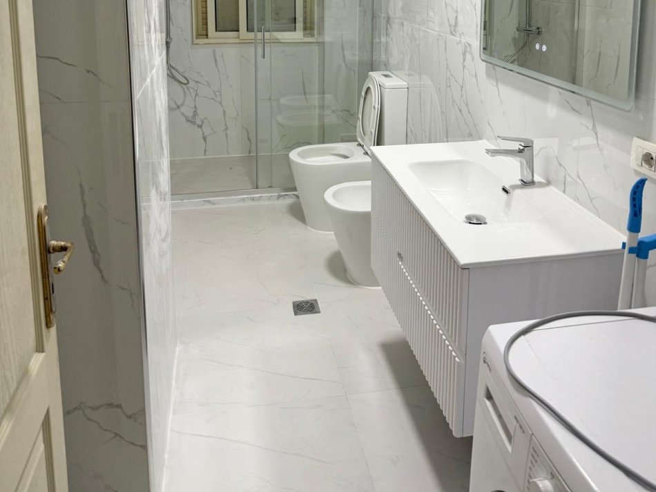 Tirane, jepet me qera apartament 2+1+Ballkon Kati 2, 95 m² 520 € (Rruga Loni Ligori)