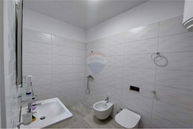 Tirane, jepet me qera apartament 2+1 94 m² 450 Euro (pediatria)