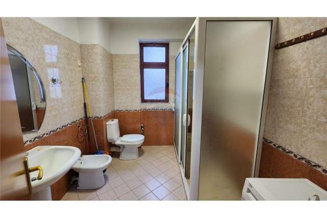 Tirane, jepet me qera apartament 3+1+BLK 150 m² 1.000 Euro (myslym shyr)