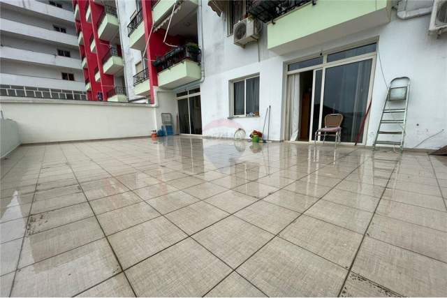 Tirane, shitet apartament 2+1 Kati 1, 155 m² 110.000 Euro (Yzberisht)