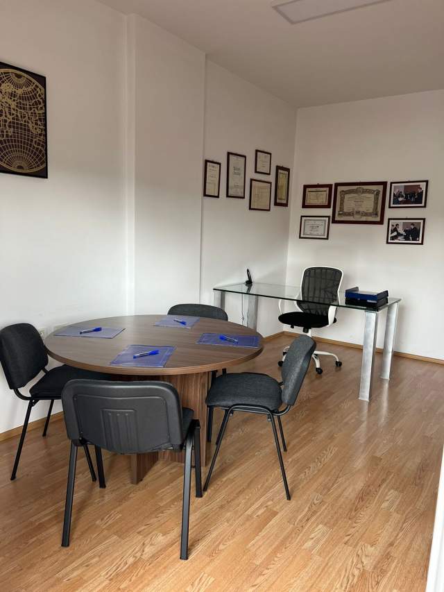 Kompani konsulence jep me qera nje zyre / Società di consulenza, affitta ufficio