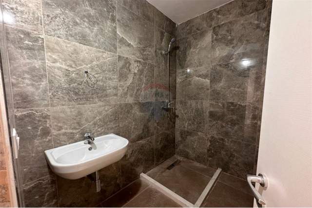 Pronari e mobilon sipas deshires tuaj. Tirane, jepet me qera apartament 2+1 Kati 5, 70 m² 450 Euro (Farmacia 10)