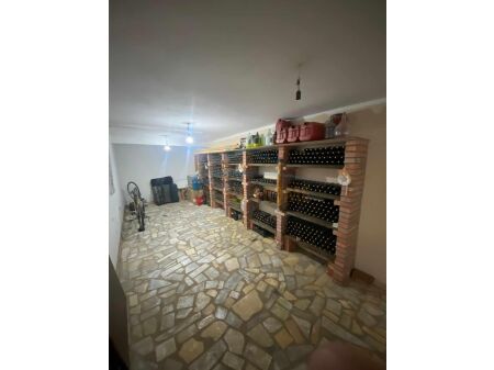 Tirane, jepet me qera garazh , 109 m² 350 € (Rruga Kongresi Manastirit, Tirane, AREA41635)