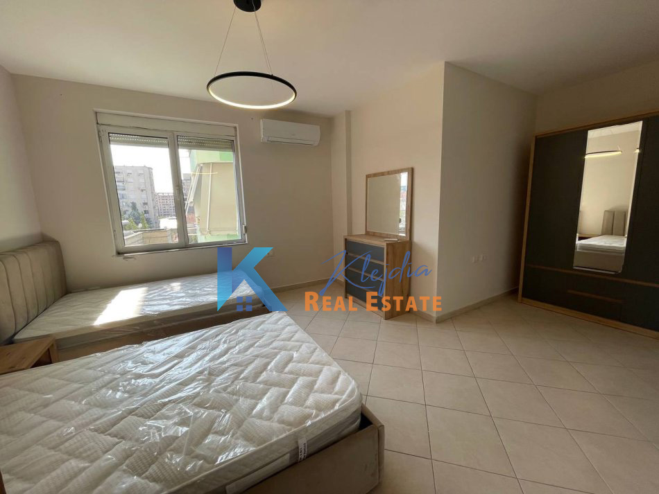 Tirane, jepet me qera apartament 2+1 Kati 3, 110 m² 850 € (Rruga e Kavajes, afer Kishes Katolike)