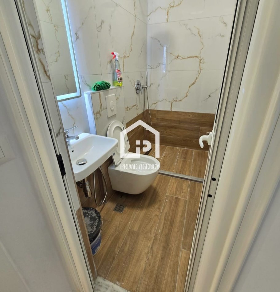 SHITET APARTAMENT 2+1+2/Rruga Faik Konica/Mbrapa Gjuhëve të Huaja