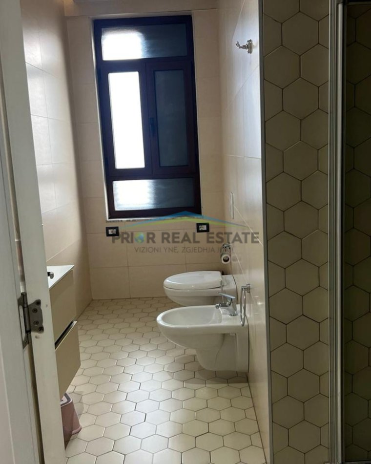 Tirane, jepet me qera apartament 2+1+Ballkon Kati 5, 100 m² 900 € (Liqeni i Tiranes)