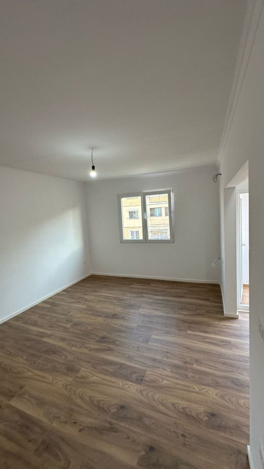 Tirane, shitet apartament 2+1+Ballkon Kati 4, 75 m² 148.000 € (Ish Parku i Autobuzave)