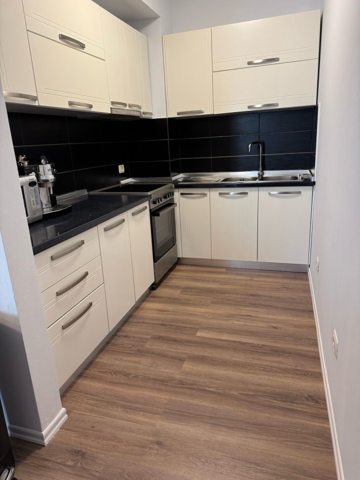 Shqiperi, jepet me qera apartament 2+1+Aneks+Ballkon Kati 4, 100 m² 900 € 