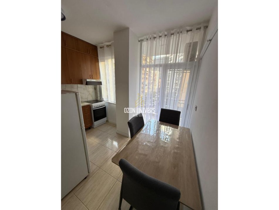 Tirane, jepet me qera apartament 1+1 Kati 3, 65 m² 600 € (Komuna e Parisit!)