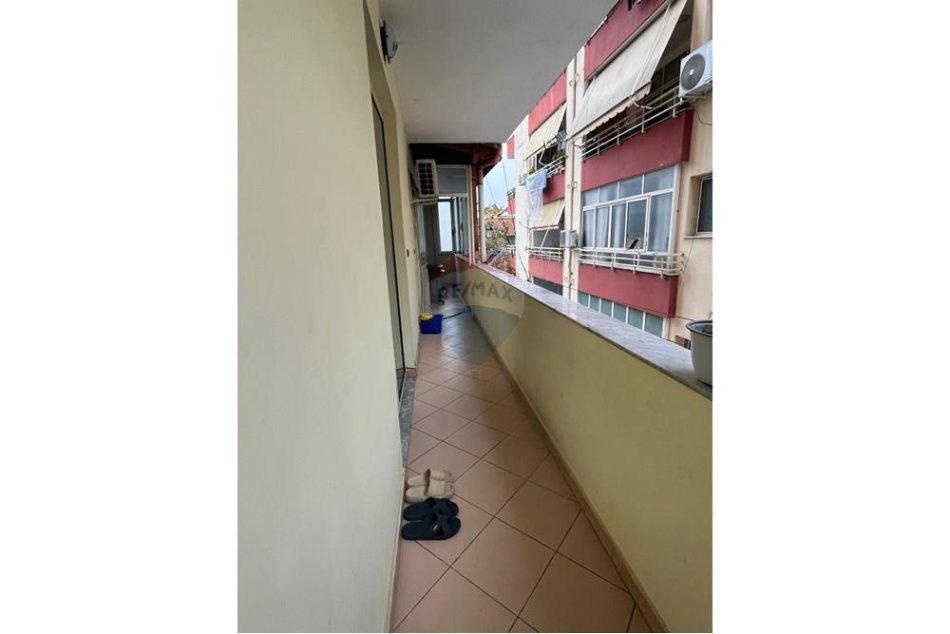 Tirane, jepet me qera 2+1 , 100 m² 700 € 