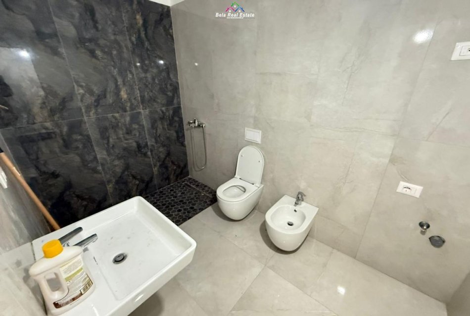 Tirane, jepet me qera zyre Kati 18, 160 m² 2.000 € (Rruga e Kavajes)