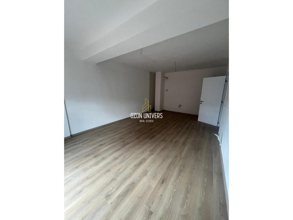 Tirane, jepet me qera ambjent biznesi Kati 6, 118 m² 670 € (Bulevardi i Ri)