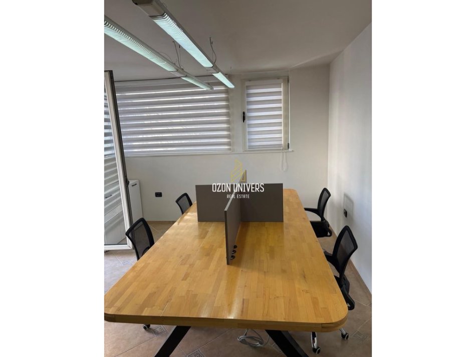 Tirane, jepet me qera ambjent biznesi Kati 2, 156 m² 2.500 € (Bllok)