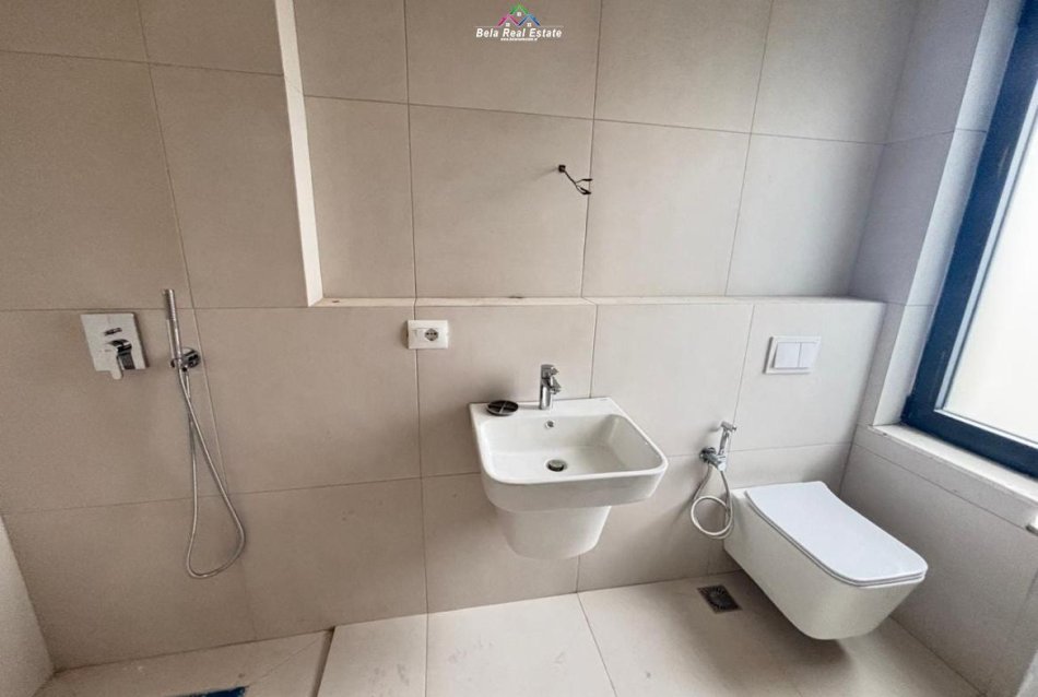 Tirane, jepet me qera zyre Kati 12, 67 m² 450 € (Rruga e Barrikadave)