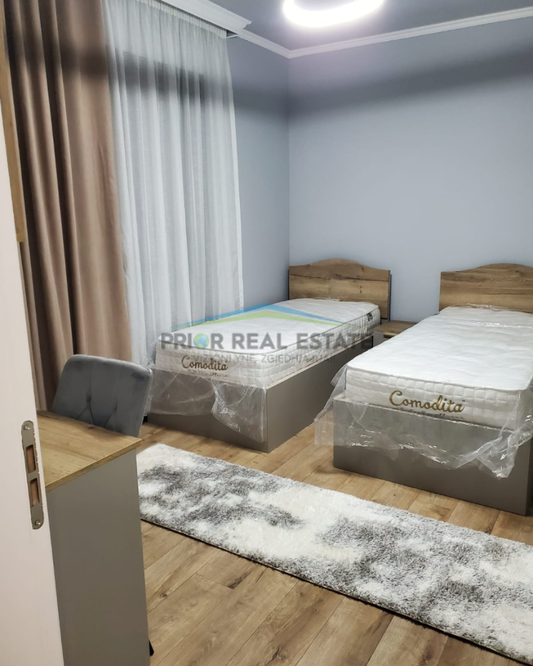 Tirane, jepet me qera apartament 2+1+Ballkon Kati 3, 1.500 € (Liqeni i Thate)