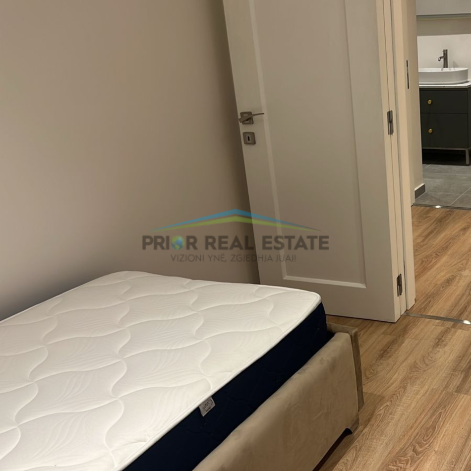 Tirane, jepet me qera apartament 2+1 Kati 3, 94 m² 1000 € (Qender)