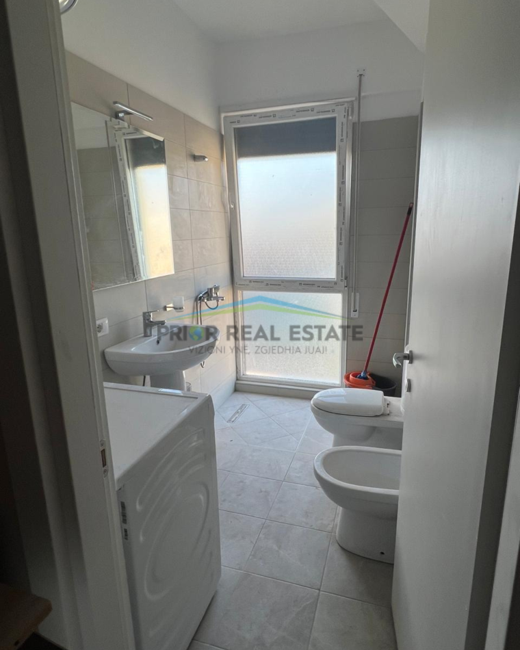Tirane, jepet me qera apartament 1+1+Ballkon Kati 5, 65 m² 500 € (Don Bosko)