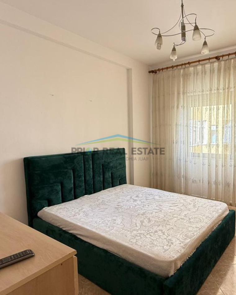 Tirane, jepet me qera apartament 2+1+Ballkon Kati 4, 110 m² 750 € (Komuna e Parisit)
