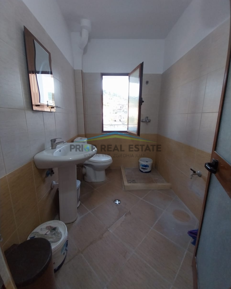 Tirane, shitet apartament 1+1+Ballkon Kati 4, 64 m² 68.000 € (Kombinat)