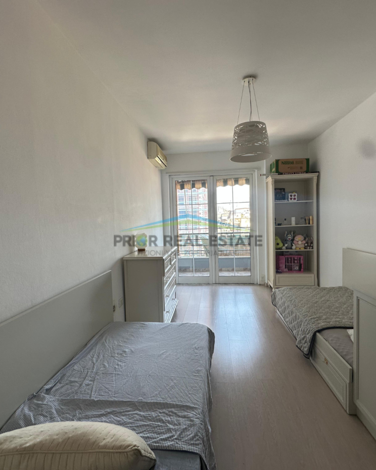 Tirane, jepet me qera apartament 2+1+Ballkon Kati 7, 127 m² 800 € (Komuna e Parisit)