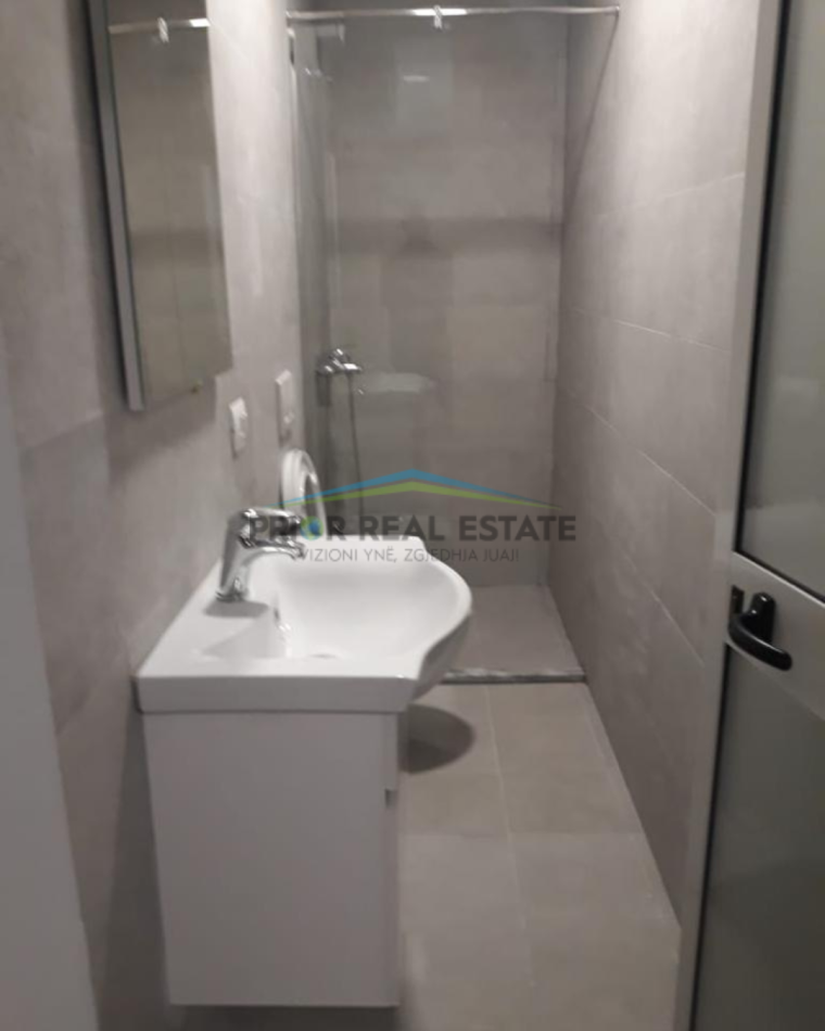 Tirane, jepet me qera garsonier Kati 0, 40 m²  45.000leke/muaj (Stadiumi Dinamo)