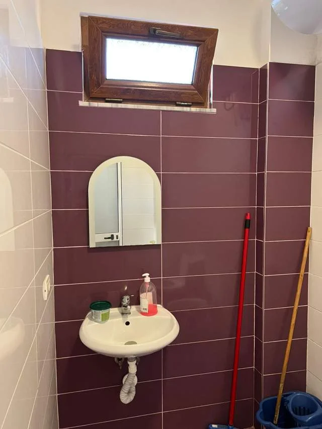 Tirane, jap me qera shtepi private, kati i dyte, me oborr,1+1, 70 m²  300 euro  (Rruga Todi Shkurti, tek Grandi, tregu elektrik)