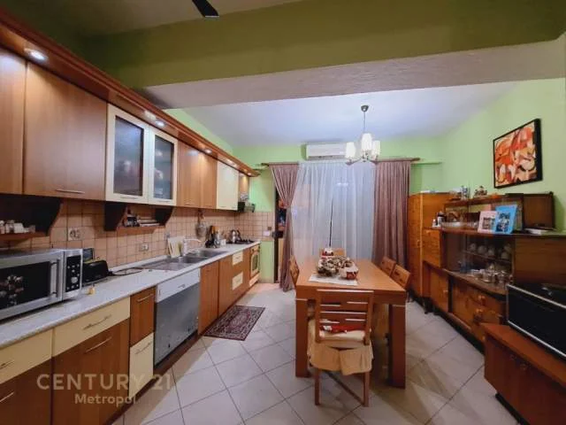 Tirane, jepet me qera apartament 2+1+BLK 120 m² 500 Euro (tregu elektrik)