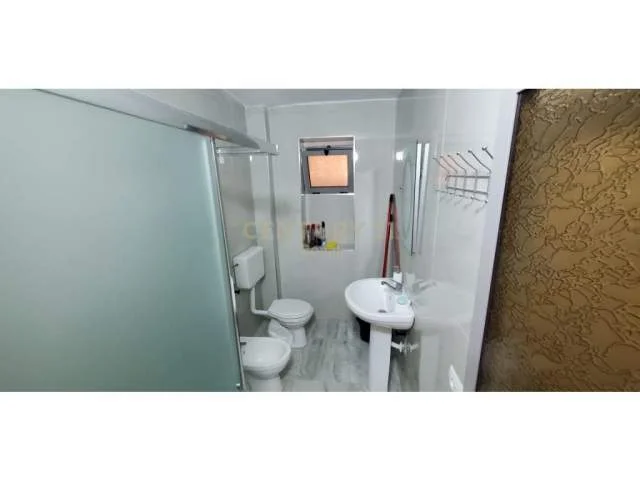 Tirane, jepet me qera apartament 3+1 Kati 3, 85 m² 500 Euro (shkolla bashkuar)