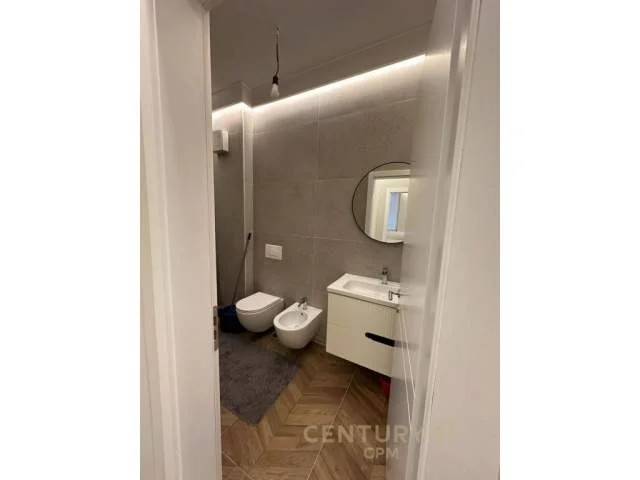 Tirane, jepet me qera apartament 2+1+BLK 100 m² 700 Euro (ruga kavajes)