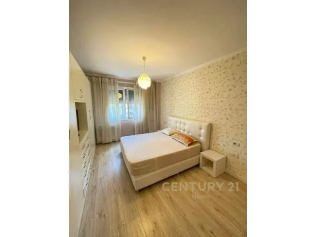 Tirane, jepet me qera apartament 120 m² 700 Euro (liqeni thate)