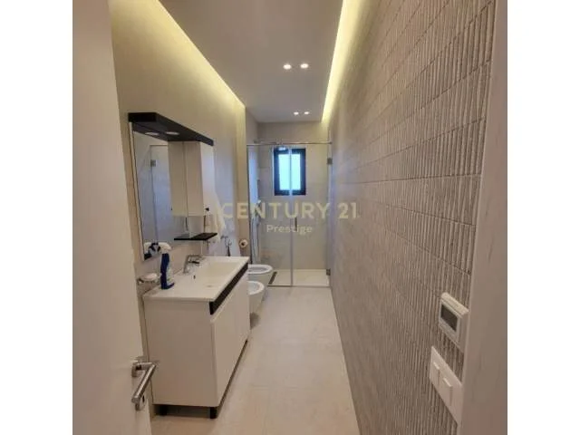 Tirane, jepet me qera apartament 1+1+BLK 60 m² 400 Euro (fresku)