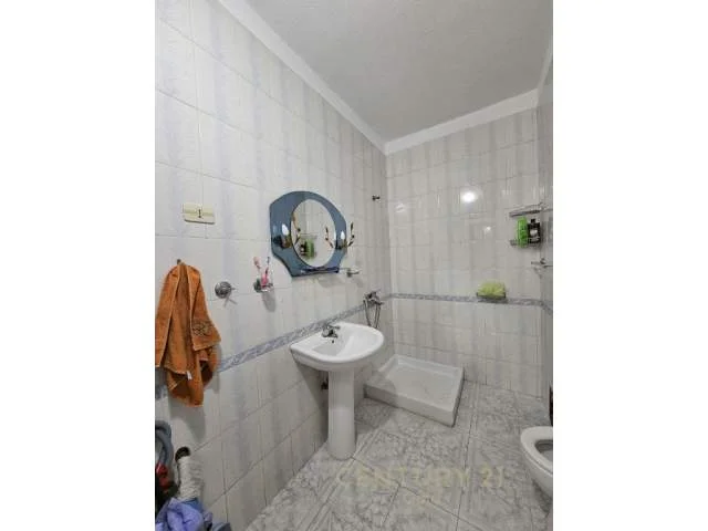 Tirane, shitet apartament 90 m² 149 Euro (tirana re)