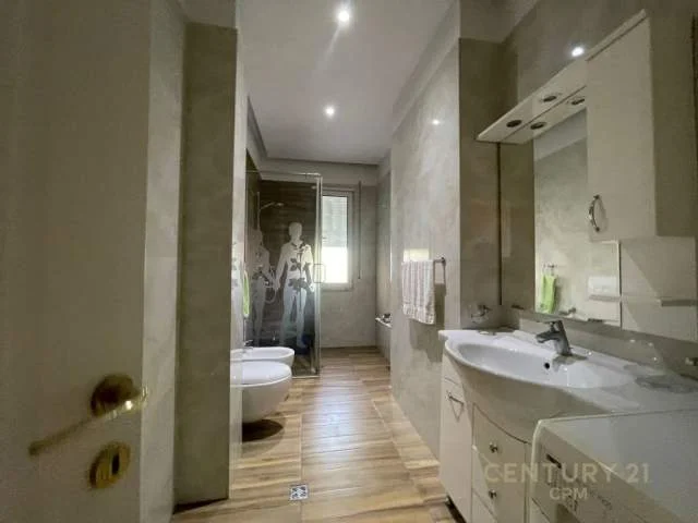 Tirane, jepet me qera apartament 2+1+BLK 100 m² 800 Euro (pazari i ri)