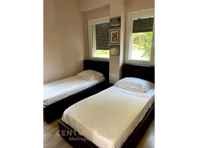 Tirane, jap me qera apartament 2+1 140 m² 1.400 Euro (teg)