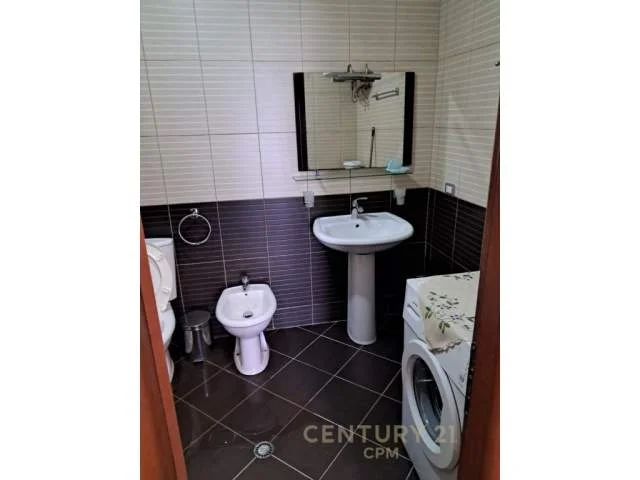 Tirane, jepet me qera apartament Kati 5, 100 m² 600 Euro (petro nini)