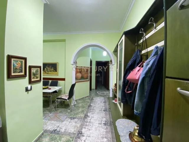 Tirane, jepet me qera apartament 90 m² 700 Euro (myslym shyre)