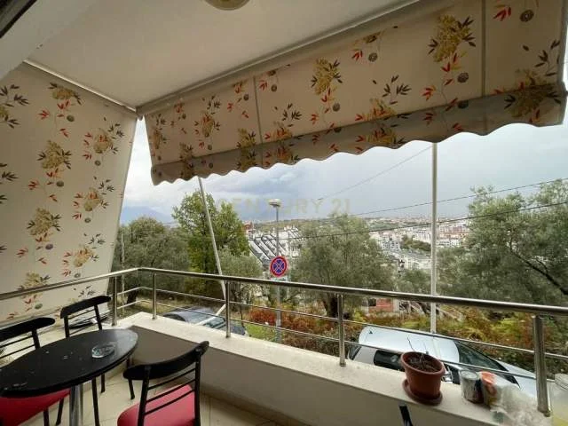 Tirane, jepet me qera apartament Kati 5, 90 m² 700 Euro (liqeni)