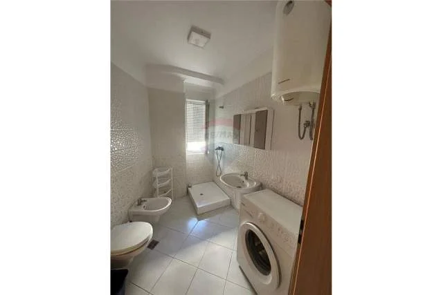 Tirane, jap me qera 1+1 Kati 4, 70 m² 450 Euro