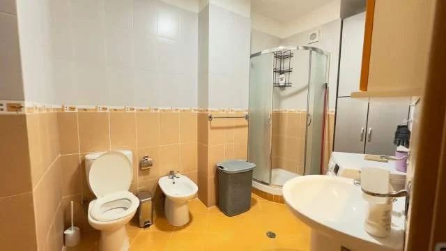Cmimi e ka te perfshir taksen. Tirane, jepet me qera apartament 2+1+BLK Kati 5, 94 m² 580 Euro