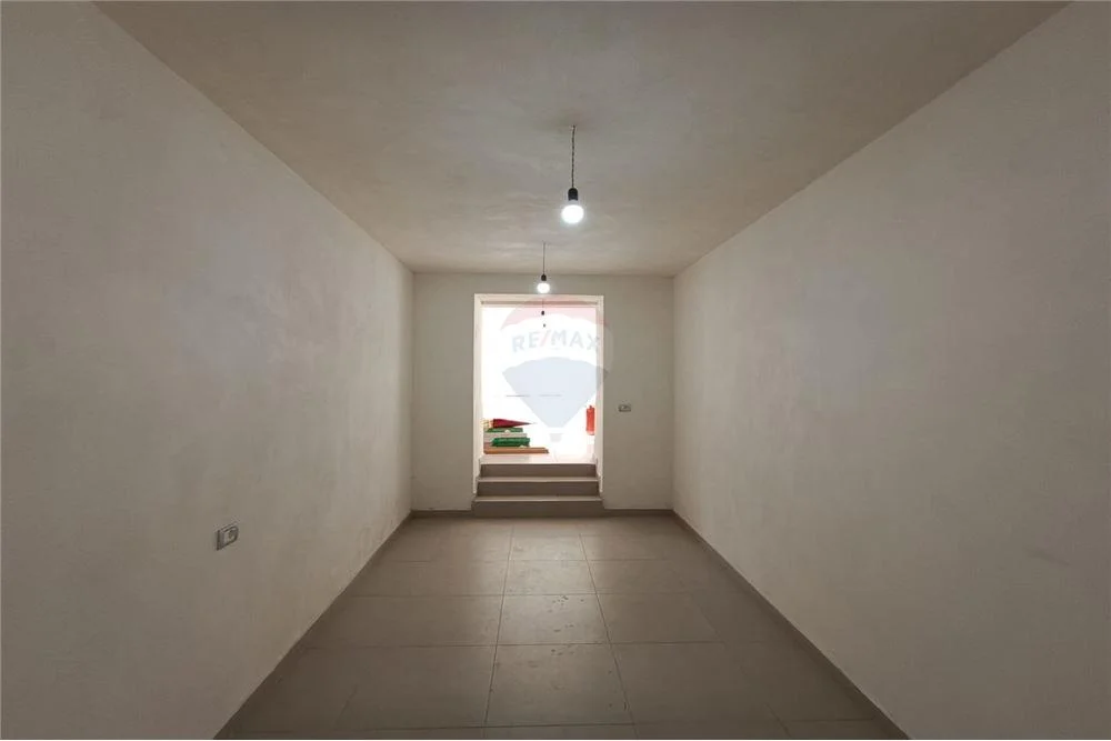 Jepet ambient biznesi me qera te Shallvaret, 1000 Euro