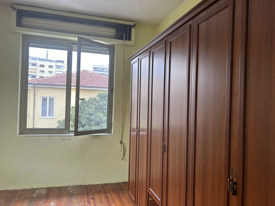 Tirane, jepet me qera apartament 1+1, Kati 2, 70 m² 400 € (Rruga "Fortuzi" Tirane)
