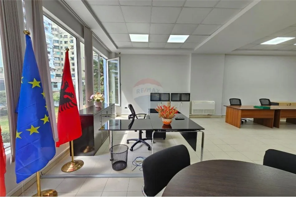 Tirane, jepet me qera zyre , Kati 2, 64 m² 650 € (Myslym Shyri - Ish Ekspozita)