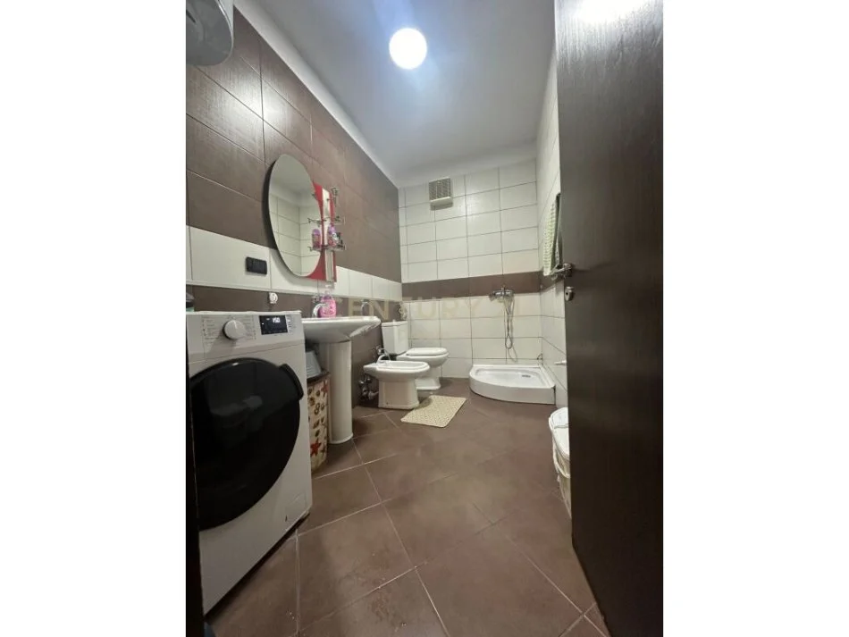 Tirane, shitet apartament 2+1+Ballkon, Kati 4, 114 m² 179,000 € (Xhamlliku)