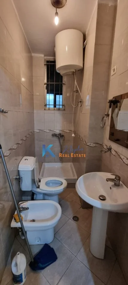 Tirane, jepet me qera apartament 2+1 Kati 2, 175 m² 500 € (Komuna e Parisit,afer shkolles Kristaq Rama
